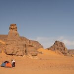 bivouac dans le désert du sahara algérien avec terres touareg