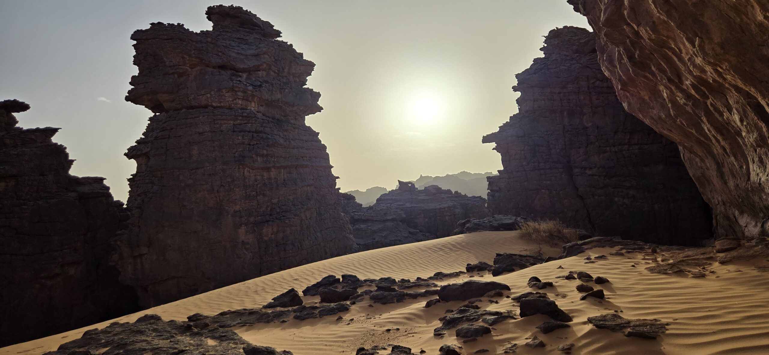 circuit dans le tassili n'ajjer d'algérie avec les touaregs