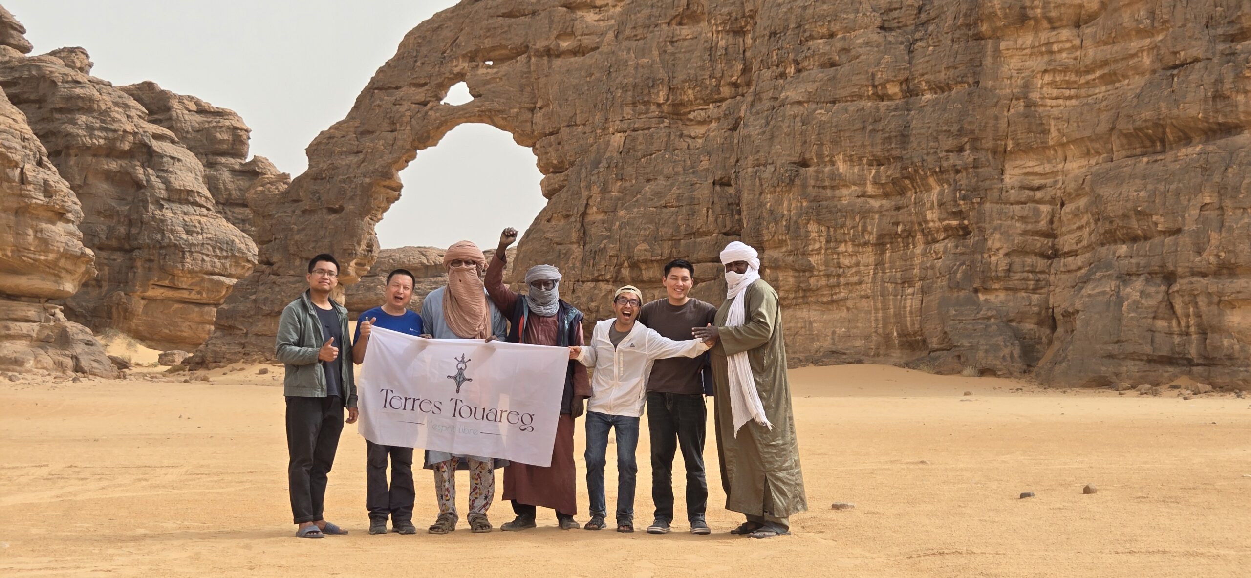 touristes dans sahara avec terres touareg